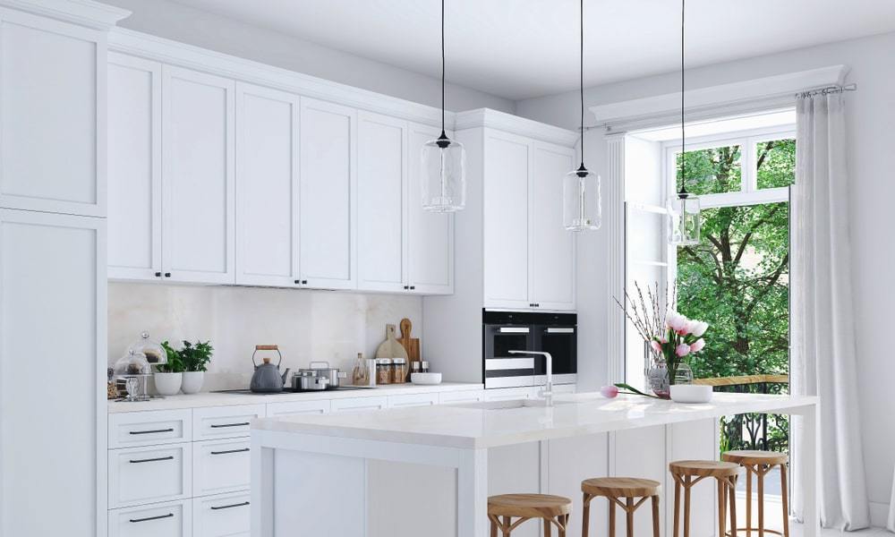 Phòng bếp với thiết kế hiện đại và tận dụng ánh sáng tự nhiên
